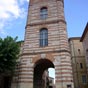 Arrivée à Auvillar, l'un des "plus beaux villages de France" : La tour de l'Horloge surplombe la porte Arnaud Othon, du nom d'un vicomte d'Auvillar. Elle marque aussi l'entrée de la vieille ville. La construction de l'époque de Louis XIV est en pierre et briques. Les portes et les fenêtres sont en plein cintre et chaque étage est agrémenté de moulures fouillées dans la brique. La place de la halle est constituée de nombreuses demeures des XVIIe et XVIIIe siècles.